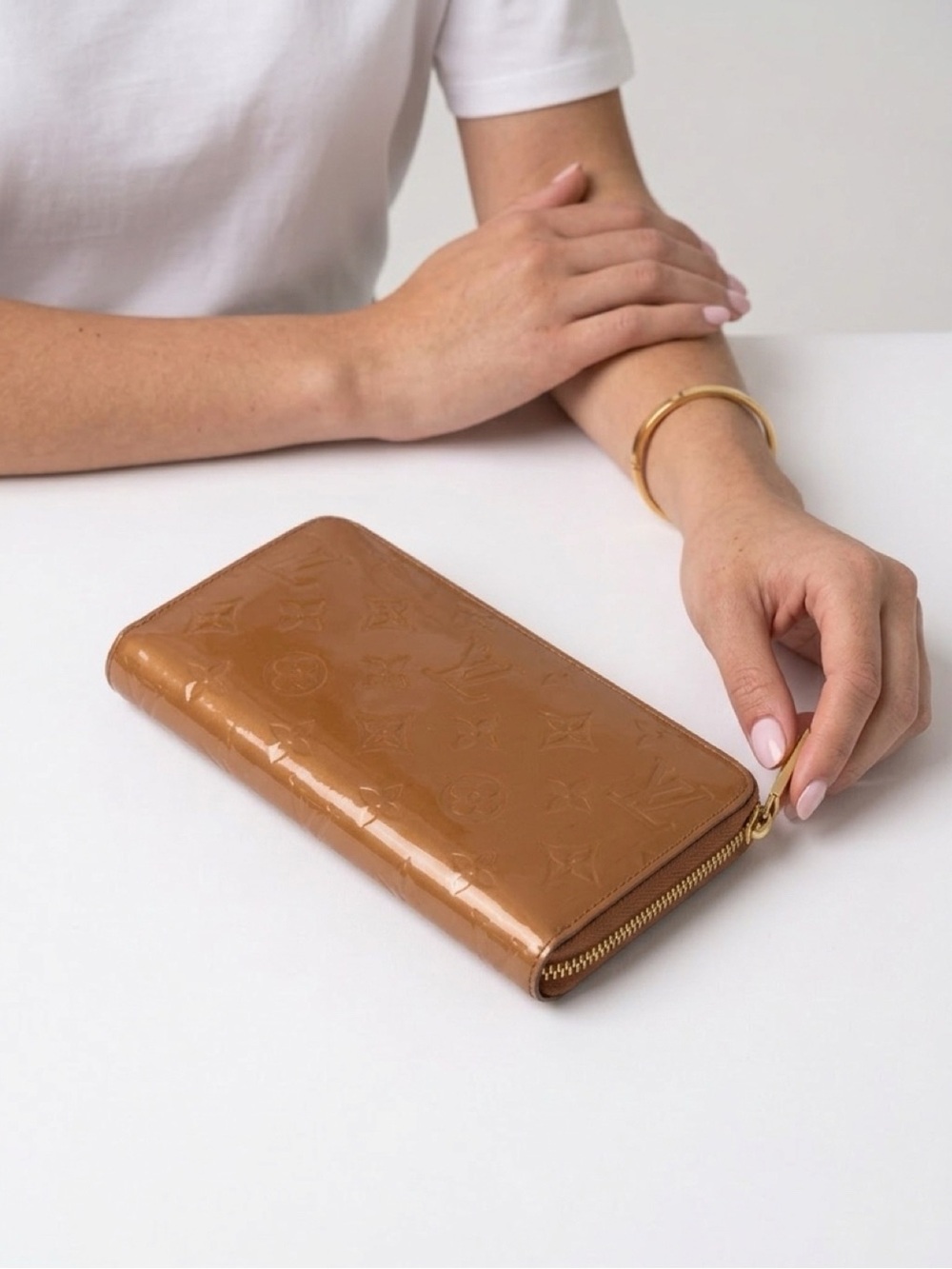 Auth LV Vernis Zippy Zip Around Wallet
